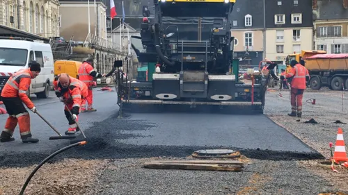 Nogent-le-Rotrou : goudronnage provisoire sur la place Saint-Pol